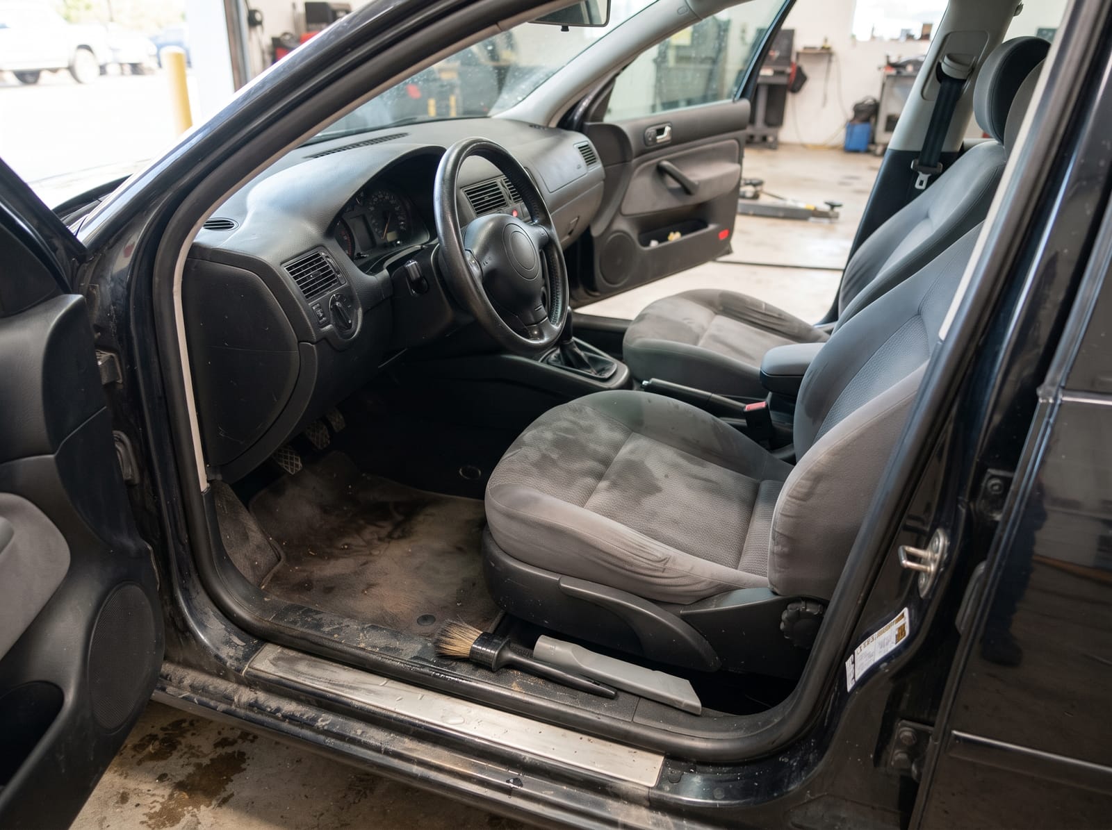 Kabin mobil setelah interior detailing: jok kain bersih dan dasbor dengan hasil akhir tidak mengkilap